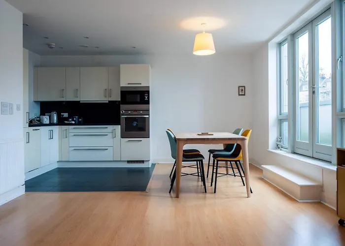 Two Bedroom Flat With Parking In Deanery Road