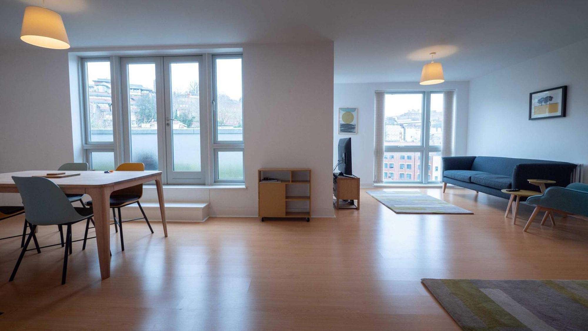 Two Bedroom Flat With Parking In Deanery Road * Bristol