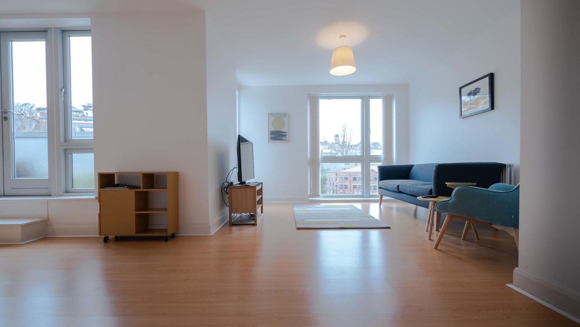 Two Bedroom Flat With Parking In Deanery Road *