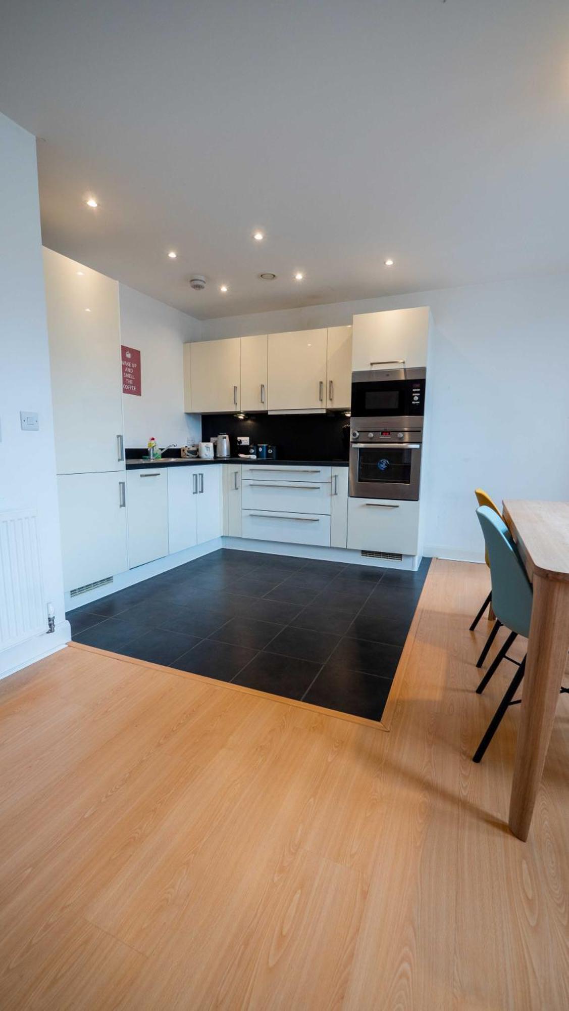 Apartment Two Bedroom Flat With Parking In Deanery Road *