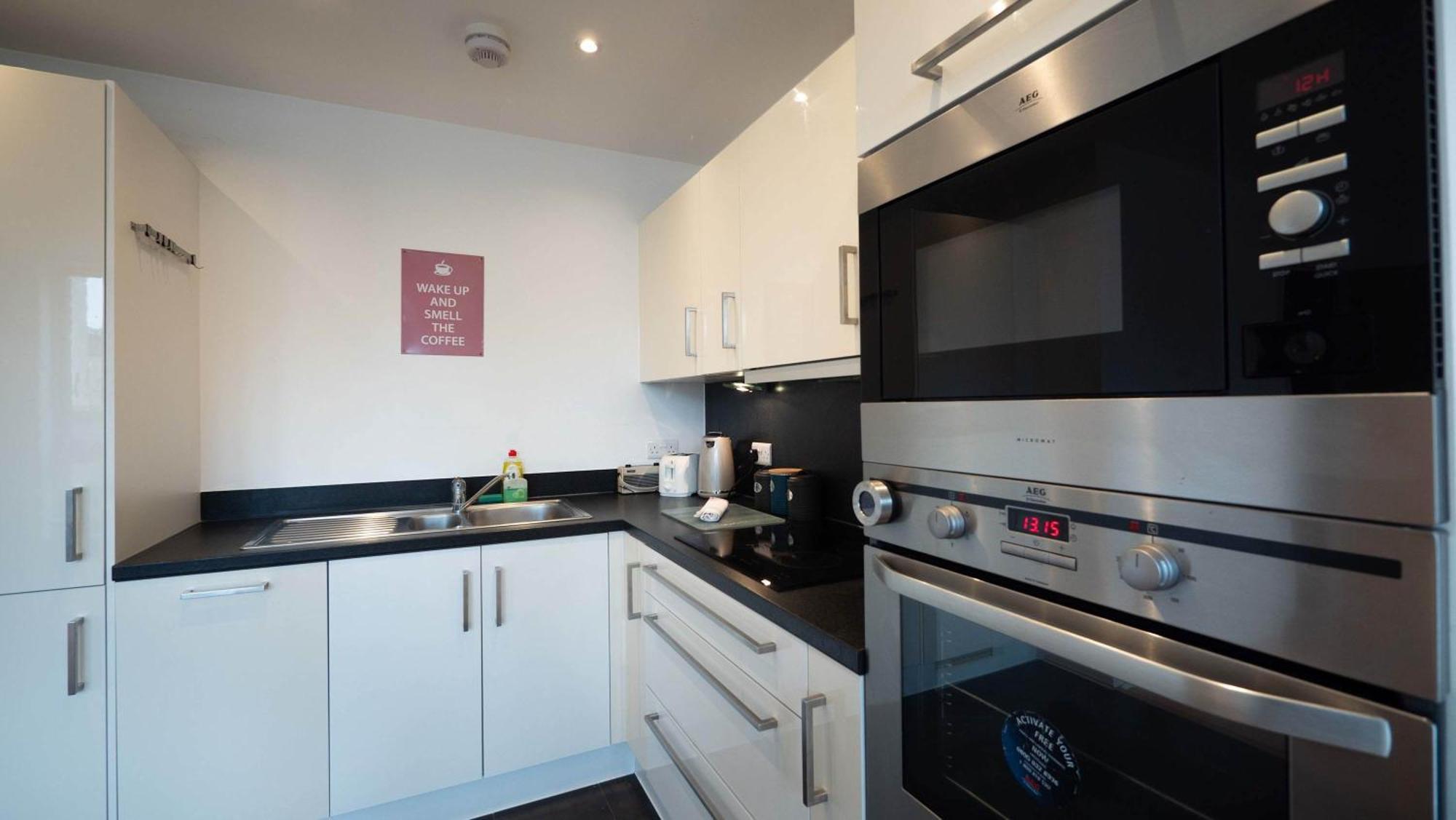 Two Bedroom Flat With Parking In Deanery Road *
