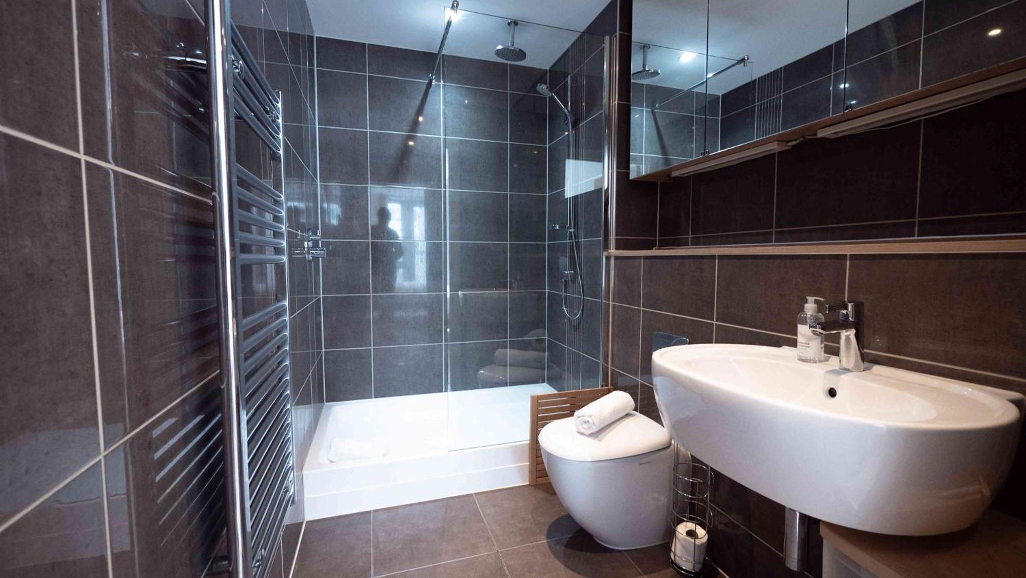 Two Bedroom Flat With Parking In Deanery Road Apartment
