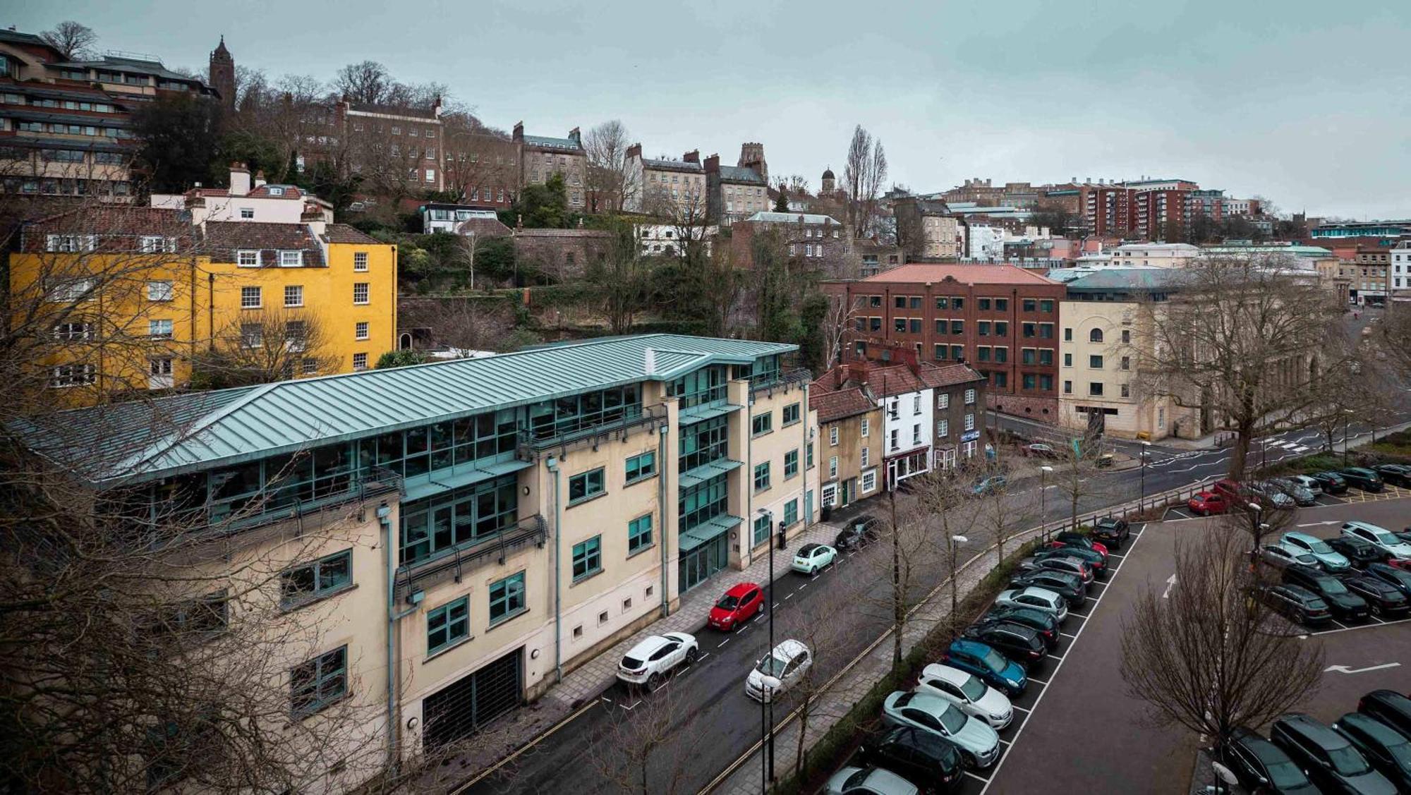 Two Bedroom Flat With Parking In Deanery Road Apartment *