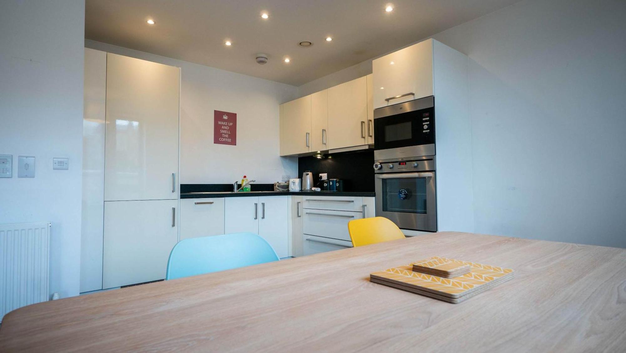 Two Bedroom Flat With Parking In Deanery Road * Bristol