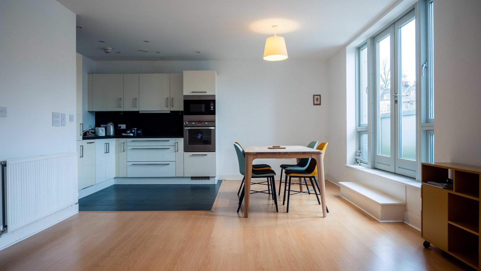 Two Bedroom Flat With Parking In Deanery Road Apartment